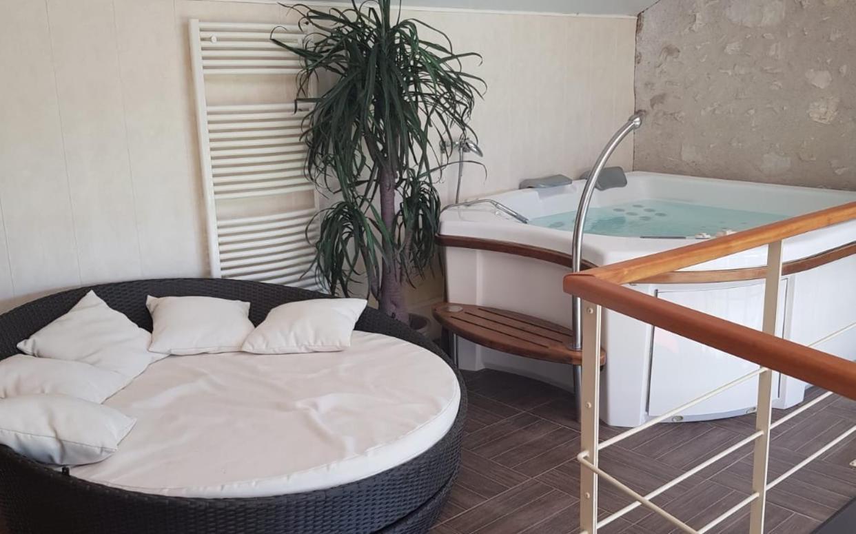 Le Domaine De Tizo Hotell Saint-Victor-de-Morestel Eksteriør bilde